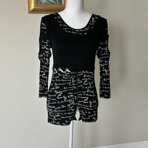 Funky top with details on sleeve and zipper on hem